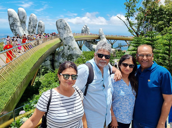 Du khách Ấn Độ trải nghiệm Cầu Vàng tại Khu du lịch Bà Nà Hills (Đà Nẵng)