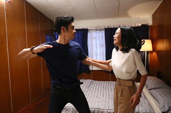 Nhận cuộc gọi từ con riêng của chồng, tôi có hành động ngu ngốc khiến cả nhà quay lưng