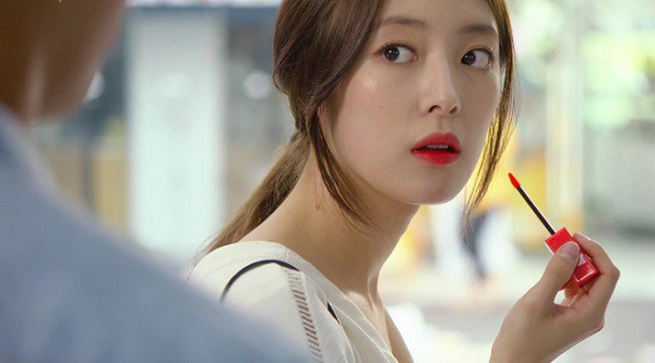 Phụ nữ ngoại tình thường có 3 điểm khó giấu