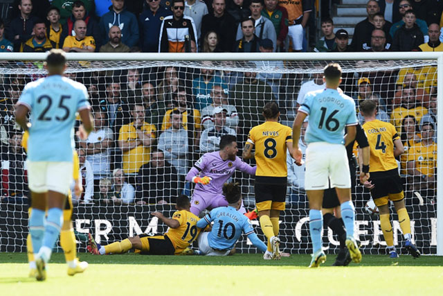 Đè bẹp Wolves trong thế hơn người, Man City tạm chiếm ngôi đầu