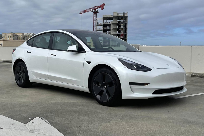 1. Tesla Model 3 (doanh số: 244 nghìn chiếc, chiếm 7,4% thị phần). 
