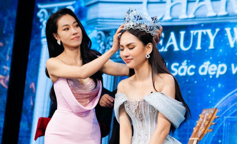 Xúc động khoảnh khắc Hoa hậu Mai Phương cởi vương miện bán đấu giá làm từ thiện