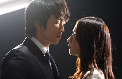 Đêm nào ân ái chồng cũng đay nghiến: "Cô thấy sao, ngủ với tôi trước mặt người yêu cũ có thấy thú vị không?"