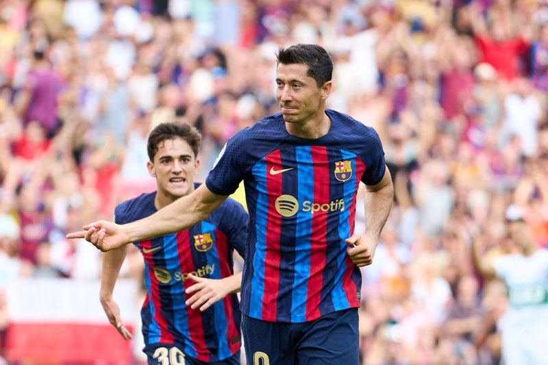 Lewandowski lập cú đúp, Barca đại thắng Elche