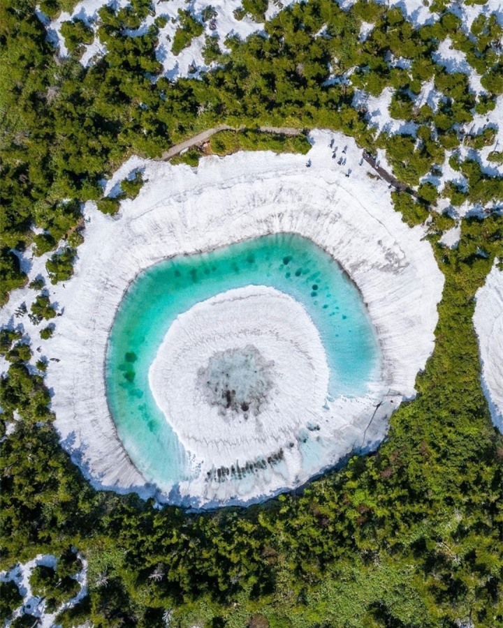 Kỳ ảo Hồ Mắt Rồng chỉ xuất hiện đúng một lần trong năm - 1