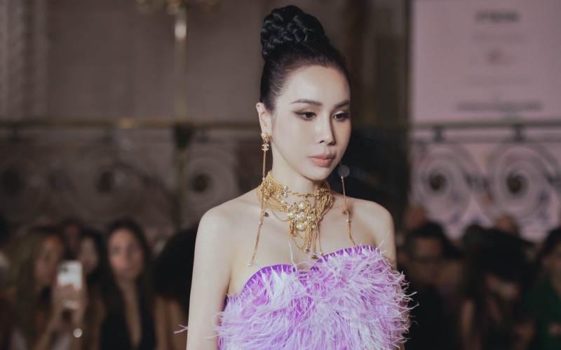 Hoàng Dung diện váy đính lông vũ khi làm vedette tại London Fashion Week