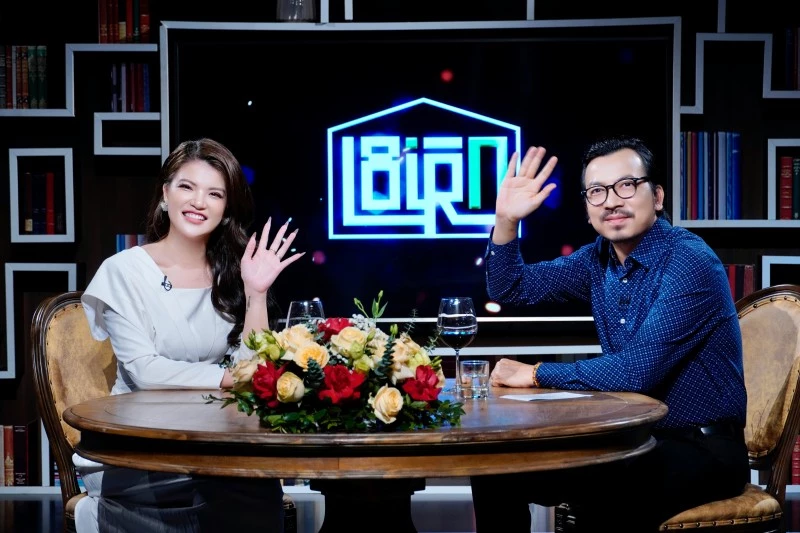 Đoàn Quỳnh Nga và host Đinh Tiến Dũng