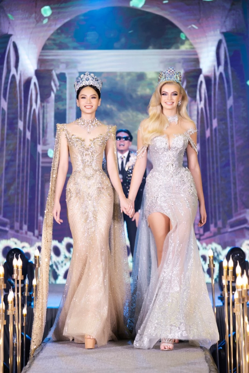 Mai Phương toả sáng bên cạnh Hoa hậu Thế giới 2021 Karolina Bielawska