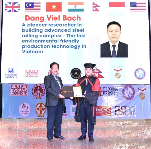 Sản xuất thép bằng công nghệ thân thiện môi trường, doanh nhân Việt nhận bằng tiến sĩ danh dự 