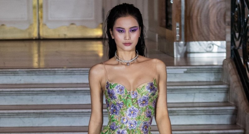 Hương Ly diện váy xuyên thấu kiêu sa catwalk