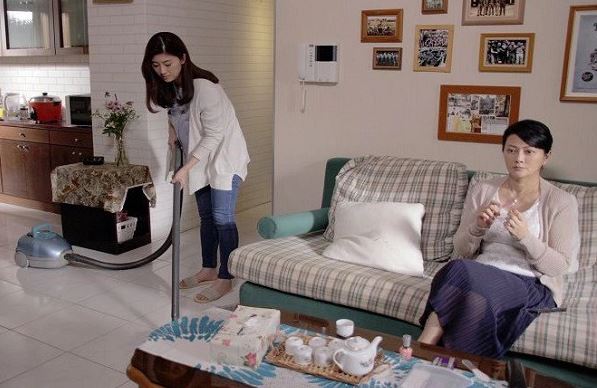 M&#x1EB9; ch&#x1ED3;ng tuy&#xEA;n b&#x1ED1;: &quot;G&#xE1;i m&#x1EDB;i l&#xE0; con, d&#xE2;u ch&#x1EC9; l&#xE0; ng&#x1B0;&#x1EDD;i d&#x1B0;ng n&#x1B0;&#x1EDB;c l&#xE3;&quot;, nh&#x1B0;ng sau khi ch&#x1EE9;ng ki&#x1EBF;n vi&#x1EC7;c l&#xE0;m &#x1EA5;y c&#x1EE7;a n&#xE0;ng d&#xE2;u, b&#xE0; ph&#x1EA3;i &#x111;&#x1ECF; m&#x1EB7;t thay &#x111;&#x1ED5;i th&#xE1;i &#x111;&#x1ED9;