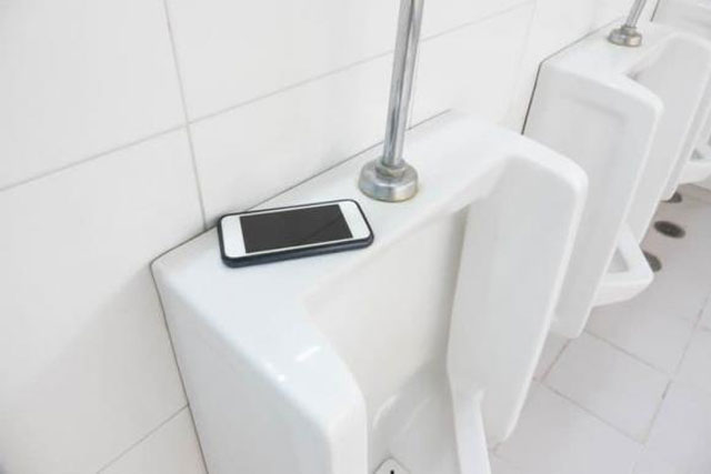 Người thông minh sẽ không để điện thoại ở 8 nơi này: Điện thoại nhanh hỏng lại ảnh hưởng sức khỏe