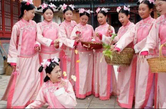 Kh&#xE1;c v&#x1EDB;i phim &#x1EA3;nh, phi t&#x1EA7;n kh&#xF4;ng th&#x1EC3; t&#x1EF1; &#xFD; qu&#xE1;t m&#x1EAF;ng cung n&#x1EEF;: L&#xFD; do cu&#x1ED1;i l&#xE0; &#x111;i&#x1EC1;u h&#x1ECD; e s&#x1EE3;