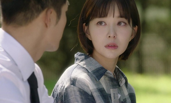 Đón hai vị khách lên xe từ nhà nghỉ, nhìn qua gương, tôi giật nảy mình khi thấy khuôn mặt của người phụ nữ đó...