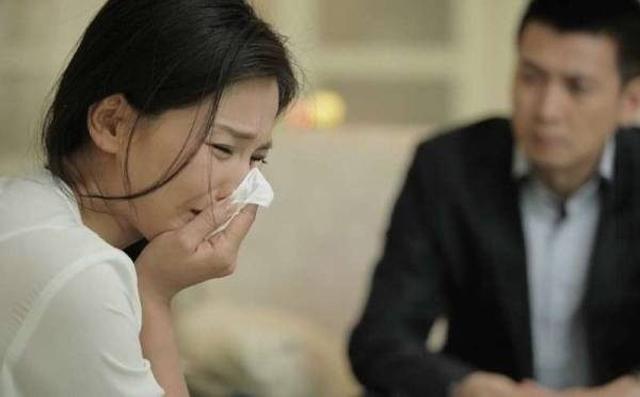 Rối bời vì vợ cũ liên tục năn nỉ muốn dọn về sống chung