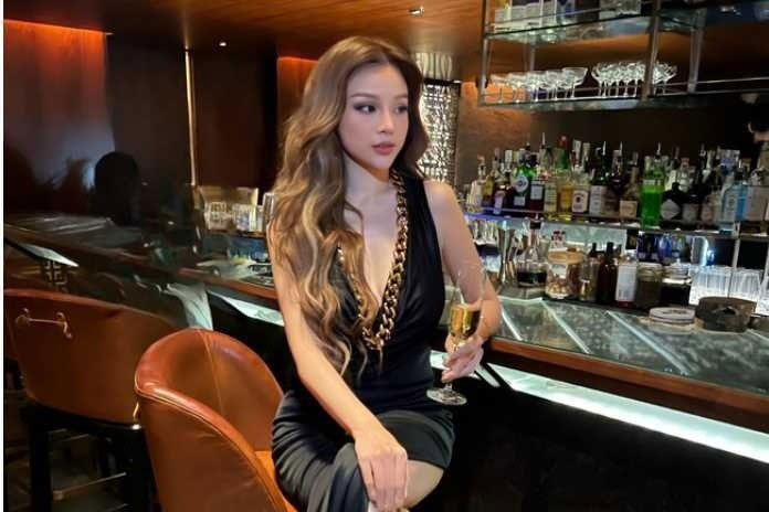 Huyền Baby được nhận xét là 'bản sao' của Baifern khi 'đụng hàng' từ kiểu tóc, chiếc váy đến phụ kiện