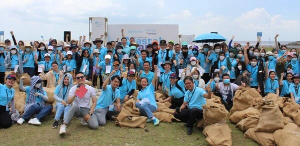 Hình ảnh nhân viên Suntory PepsiCo Việt Nam và các tình nguyện viên tham gia sự kiện làm sạch bãi biển 304 Cần Giờ
