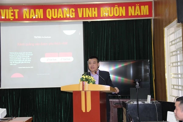 (Ông Nguyễn Lâm Thanh – Đại diện TikTok tại Việt Nam phát biểu tại buổi tập huấn).