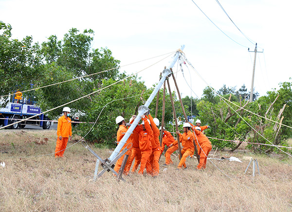 EVNCPC tổ chức diễn tập thi công dựng nhanh cột sắt lắp ghép tạm lưới điện trung thế để ứng phó khẩn cấp khi xảy ra mưa bão