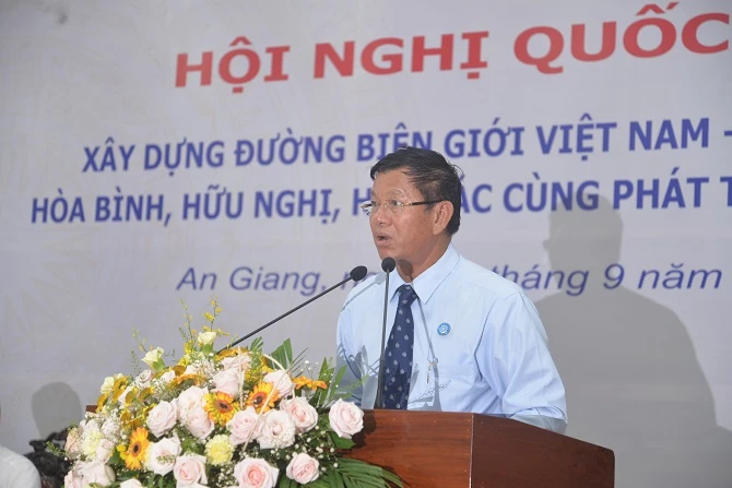 ông Hei Bavy, Ủy viên Trung ương Đảng Nhân dân Campuchia, Phó Chủ tịch Hội đồng Quốc gia Mặt trận Đoàn kết Phát triển Tổ quốc Campuchia.
