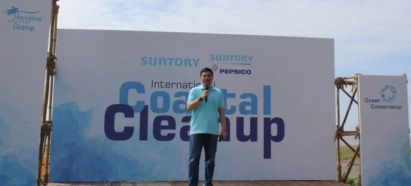 Ông Đỗ Thái Vương – Phó Tổng Giám đốc phụ trách Đối ngoại và Truyền thông của Suntory PepsiCo Việt Nam phát biểu và tham gia dọn sạch bãi biển tại sự kiện.