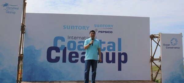 Ông Đỗ Thái Vương – Phó Tổng Giám đốc phụ trách Đối ngoại và Truyền thông của Suntory PepsiCo Việt Nam phát biểu và tham gia dọn sạch bãi biển tại sự kiện. Ông Đỗ Thái Vương – Phó Tổng Giám đốc phụ trách Đối ngoại và Truyền thông của Suntory PepsiCo Việt Nam phát biểu và tham gia dọn sạch bãi biển tại sự kiện.