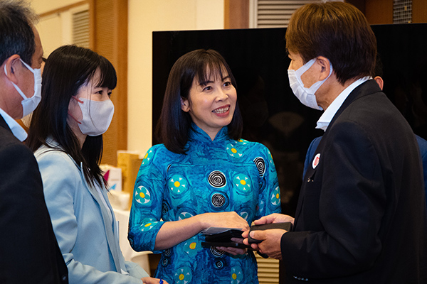 Giám đốc Sở Du lịch Đà Nẵng Trương Thị Hồng Hạnh trao đổi với các đối tác Nhật Bản tham dự chương trình