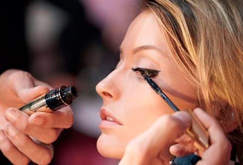 3 cách hồi sinh mascara cũ bị khô