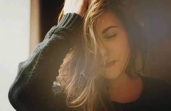 Nghe tin mẹ chồng bị tai nạn, tôi chạy vội đến nơi thì choáng váng rồi bật khóc trước cảnh tưng bừng vui vẻ như lễ cưới trong khách sạn