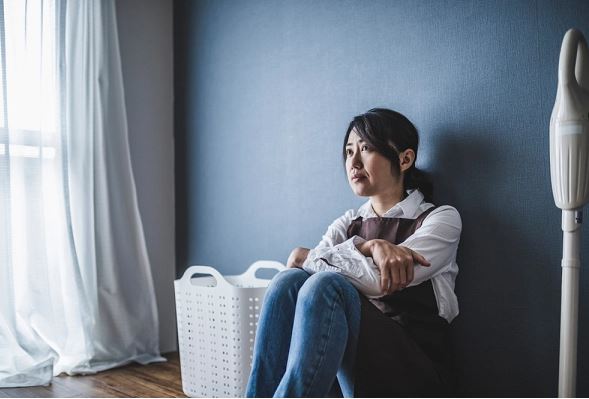 Về đến nhà, thấy mẹ quần áo rách tươm, ăn đồ thừa trong nồi, chồng không trách mà gọi tôi vào phòng rồi chắp tay xin tôi buông bỏ mọi chuyện