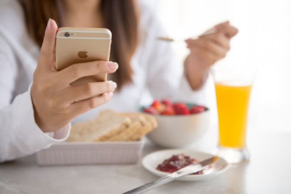 Tác hại đáng sợ của việc vừa ăn vừa nhìn màn hình điện thoại, tivi