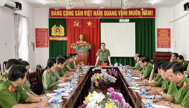 Phó Giám đốc Công an TP Cần thơ – Đại tá Vũ Thành Thức làm việc và chỉ đạo tại Công an huyện Vĩnh Thạnh.