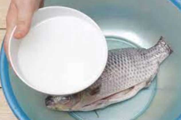 Rửa cá nhớ cho vài giọt này vào, khử sạch mùi tanh, món ăn ngon gấp bội