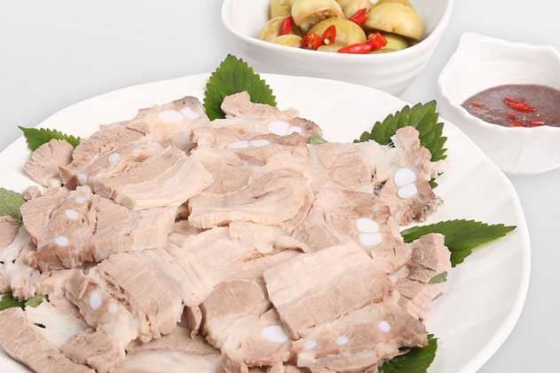 Luộc thịt dùng nước lã thôi chưa đủ: Thêm thứ này vào thịt hết hôi, thơm ngọt, không bị khô hay thâm đen