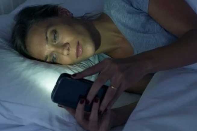 Thói quen khi lên giường gây mất ngủ, gặp ác mộng, hại sức khỏe: Trước người trẻ hay làm giờ người già cũng mắc