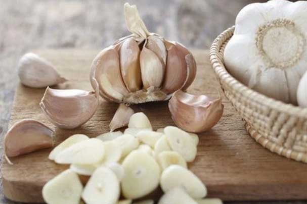 Cho 1 tép tỏi vào bồn cầu để qua đêm, sáng ra ai cũng kinh ngạc nhìn kết quả