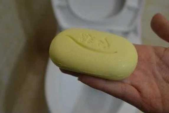 Cắt miếng xà phòng bỏ vào bồn cầu: Tác dụng tuyệt vời, giải quyết vấn đề nhiều nhà gặp phải