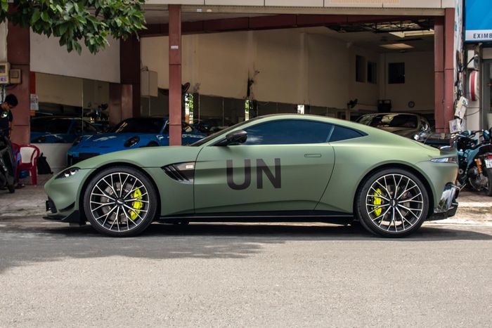 Cận cảnh siêu xe Aston Martin Vantage F1 Edition lần đầu lăn bánh tại Việt Nam