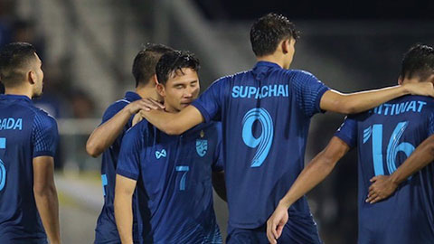 Tiền đạo Thái Lan khóc nức nở vì bị Malaysia loại cay đắng