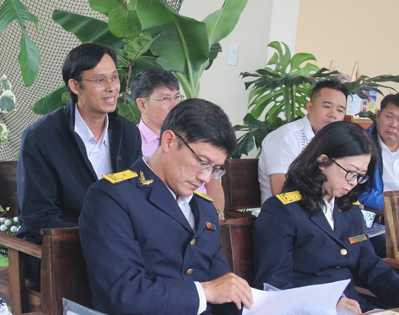 Ông Tô Quang Dũng (ngoài cùng bên trái) – Giám đốc Công ty TNHH Trang trại Trường Phúc, nêu kiến nghị.