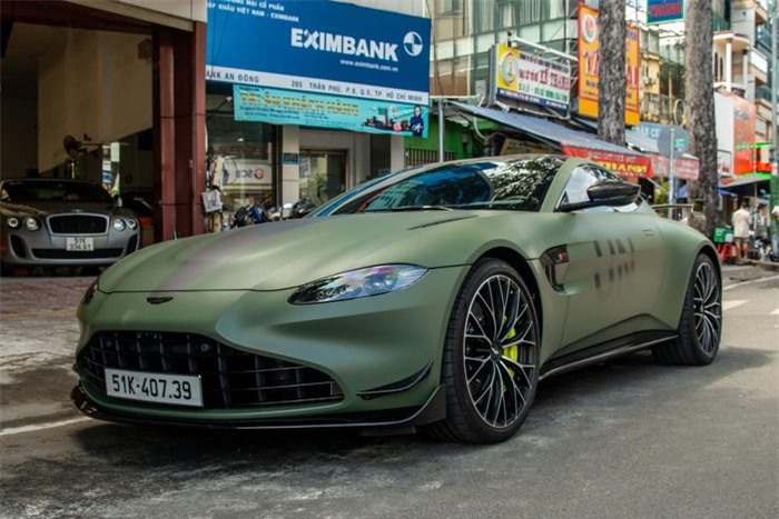 Được nhập về nước theo dạng chính hãng vào tháng 6 và bàn giao cho chủ nhân vào tháng 8, chiếc Aston Martin Vantage F1 Edition mới được cho lăn bánh vào sáng 15/9. 