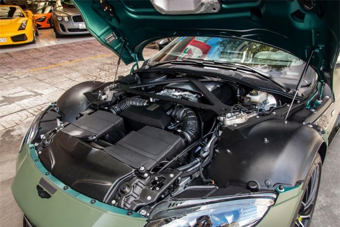  Aston Martin Vantage F1 Edition vẫn được trang bị động cơ V8, dung tích 4.0L tăng áp kép tương tự phiên bản tiêu chuẩn, tuy nhiên được hiệu chỉnh để sản sinh công suất lên đến 528 mã lực, tăng 25 mã lực, mô-men xoắn cực đại đạt 685 Nm. 