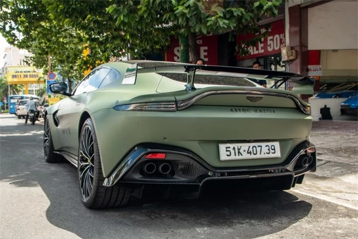  Nguyên bản xe sở hữu màu sơn ngoại thất xanh lá Aston Martin Racing Green, giống với màu sơn mà hãng sử dụng trên chiếc Vantage Safety Car của giải đua F1. Tuy nhiên khi về tay chủ nhân mới, xe được dán decal màu xanh quân đội, đi kèm đường sọc màu xám tạo điểm nhấn. 