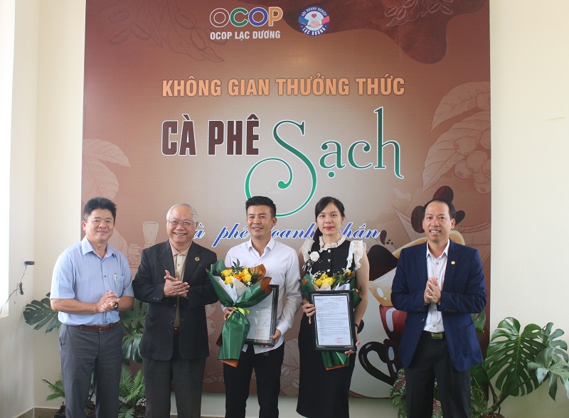 Trao quyết định bổ nghiệm 2 Phó Chủ tịch Chi hội Doanh nghiệp Lạc Dương.