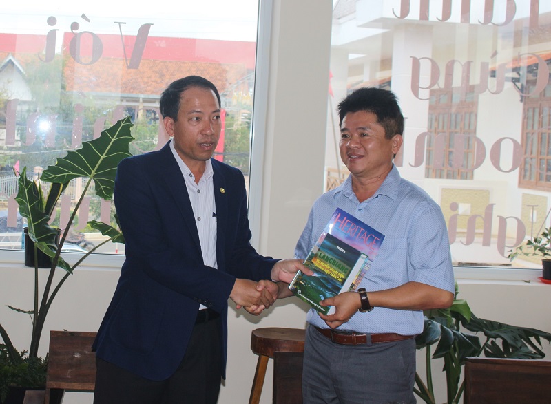 Chủ tịch UBND huyện Lạc Dương Sử Thanh Hoài tặng sách quý cho Chủ tịch Chi hội Doanh nghiệp Lạc Dương Nguyễn Phục Quốc. 