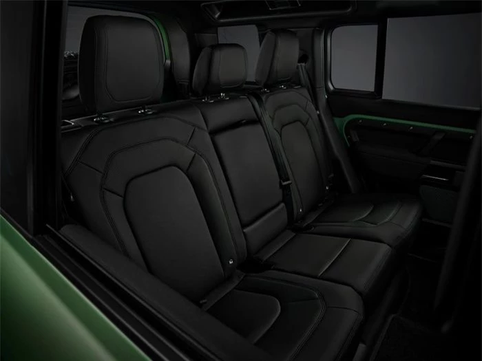  Ghế ngồi được bọc lớp da Resist Ebony quen thuộc của Land Rover. Hàng ghế trước là loại chỉnh điện 14 hướng, tích hợp chức năng sưởi và nhớ vị trí. 