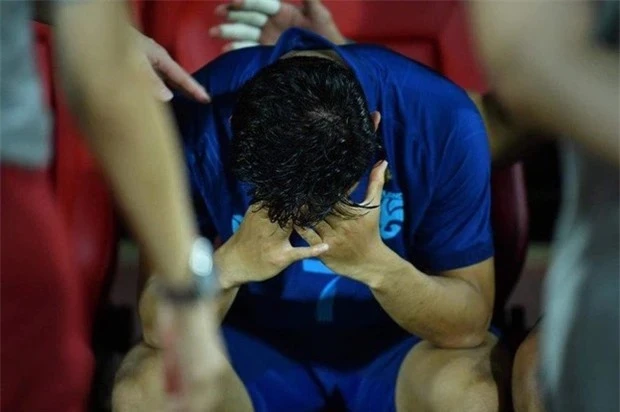 Supachok khóc nức nở sau khi đóng vai tội đồ khiến Thái Lan bị loại ở King's Cup 