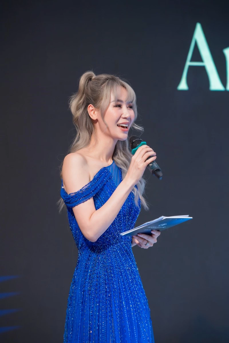 Dương Thuỳ Linh đảm nhận vai trò MC sự kiện