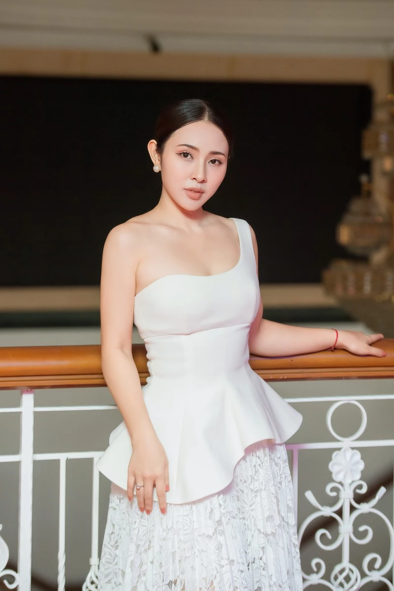 Hôm qua (22/9), ca sĩ Bảo Trâm Idol tham dự sự kiện tại Hà Nội. Giọng ca "Nơi ngọn gió dừng chân" thu hút bởi nhan sắc xinh đẹp, đặc biệt là làn da trắng mịn không tì vết, đầy sức sống.