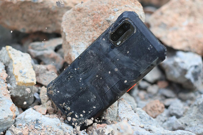 Smartphone ‘nồi đồng cối đá’, pin 13.000 mAh, RAM 6 GB, giá 5,69 triệu đồng